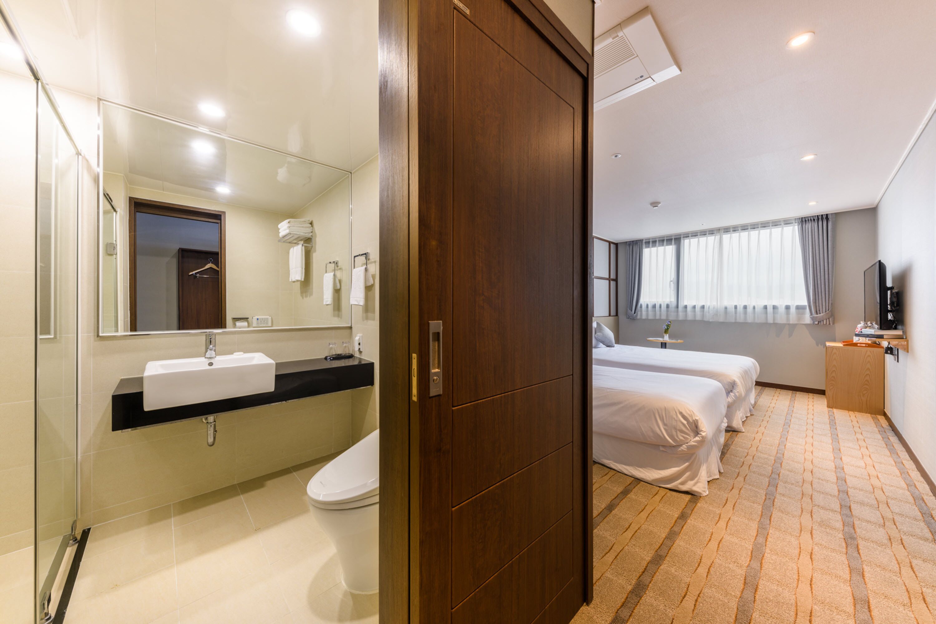 family twin room | bathroom | shower, hair dryer, slippers, bidet
