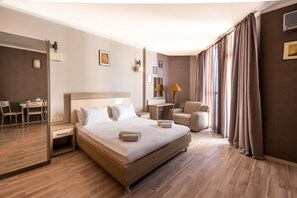 Studio Standar | Ruang kerja ramah laptop, tirai kedap cahaya, dan Wi-Fi gratis