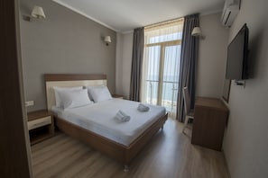 Appartement Standard | Espace de travail pour ordinateur portable, rideaux occultants
