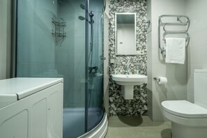 Buồng tắm vòi sen, đồ dùng nhà tắm miễn phí, máy sấy tóc, khăn tắm 