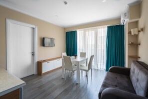 Quarto casal luxo, vista para o mar | Área de estar | TV de tela plana 81 cm com canais a cabo, TV