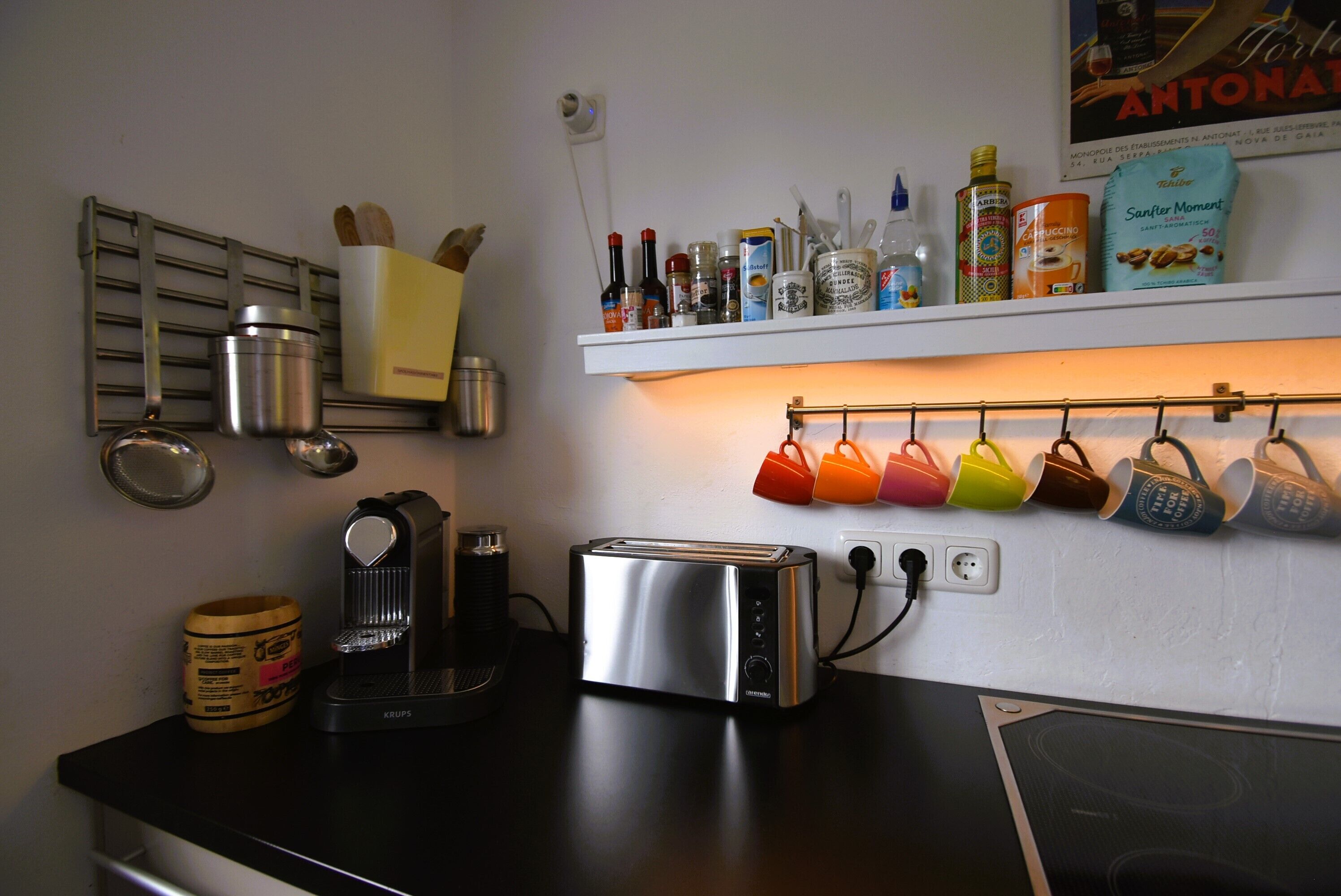 Kaffetrakter/tekoker, kjøleskap, ovn og kokeplater