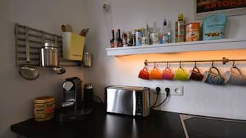 Kaffetrakter/tekoker, kjøleskap, ovn og kokeplater