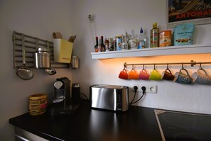 Réfrigérateur, un four, surface de cuisson, lave-vaisselle