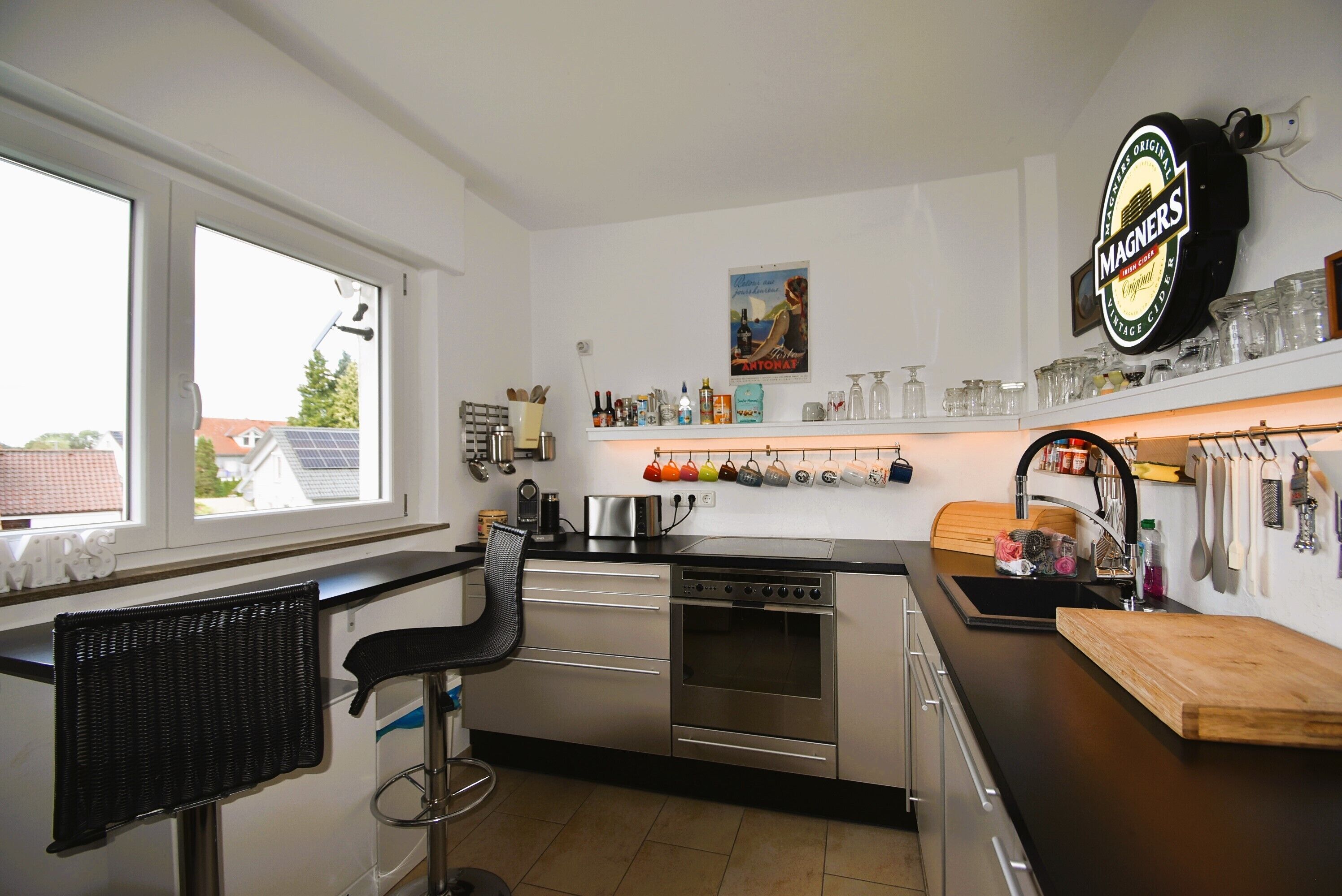 Coffee/tea maker, fridge, oven, stovetop