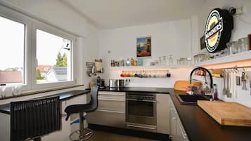 Coffee/tea maker, fridge, oven, stovetop