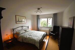 3 bedrooms, desk, iron/ironing board, free WiFi - Sunny 4 room apartment near the lake with south-facing roof terrace
 (Eriskirch)