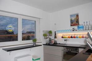 Fridge, oven, stovetop, dishwasher - Sunny 4 room apartment near the lake with south-facing roof terrace
 (Eriskirch)