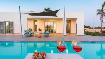 Hồ bơi ngoài trời phục vụ theo mùa