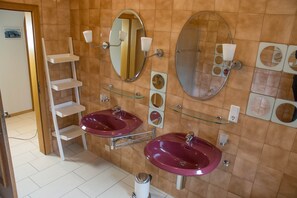 Badekar, hårtørrer, håndklæder, Sæbe