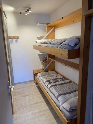 1 dormitorio, cuna de viaje, wifi y ropa de cama