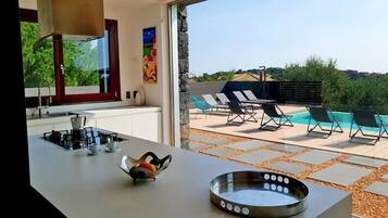 Villa, 4 camere da letto | Cucina privata | Frigorifero con congelatore, microonde, forno, piano cottura