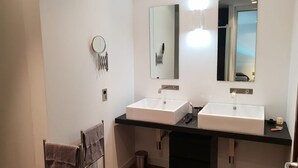 Villa, 4 habitaciones | Lavabo del cuarto de baño