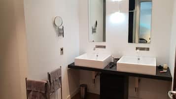 Villa, 4 chambres | Lavabo de la salle de bain