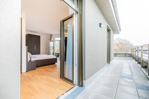 开间 (Penthouse) | 起居区 | 100-厘米纯平电视 （配备卫星频道）、电视