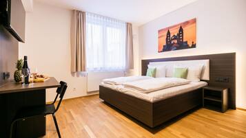 Allergiatestatut vuodevaatteet, minibaari, työpöytä