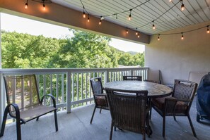 Outdoor dining - Truly 4 bedroom in Pointe with 2 Livingrooms (Branson)