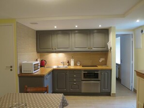 Frigorifero, microonde, forno, piano cottura