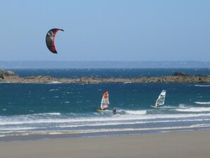 Una spiaggia nelle vicinanze, lettini da mare