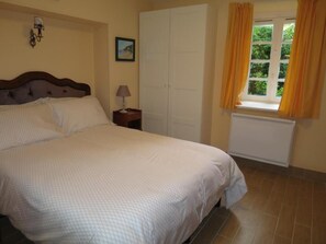 1 dormitorio, tabla de planchar con plancha, wifi gratis y ropa de cama
