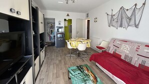 A compact living space with a kitchenette, a dining area, and a bed. - Cozy 1st-Floor Apartment, 200m from Beach, Balcony, Parking & WiFi Options - Saint-Hilaire-de-Riez (Saint-Hilaire-de-Riez)