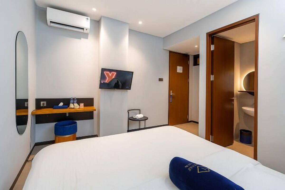 Desk, WiFi (free), bed sheets