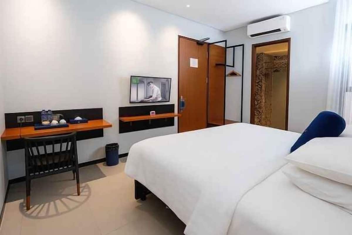 Desk, free WiFi, bed sheets