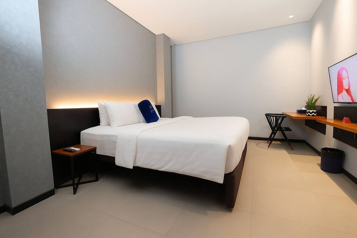 Deluxe Double or Twin Room | Desk, WiFi (free), bed sheets
