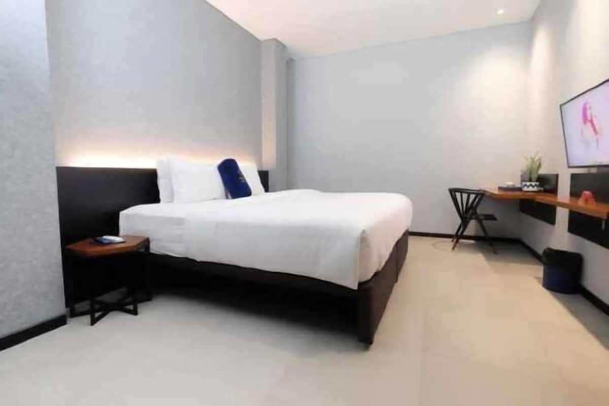 Escritorio, wifi gratis, ropa de cama