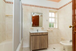 Combined shower/bathtub, hair dryer, bidet, towels