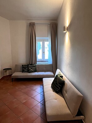Smart-TV, Kamin, Videospiele, DVD-Player