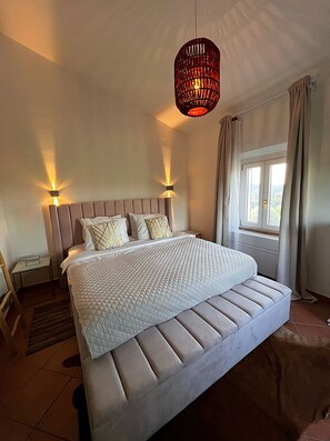 5 slaapkamers, een kluis op de kamer, een bureau, geluiddichte muren