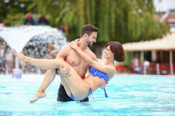 3 indoor pools, 5 outdoor pools, open 9:00 AM to 8:00 PM, pool umbrellas - Barack Thermal Apartments (Tiszakécske)