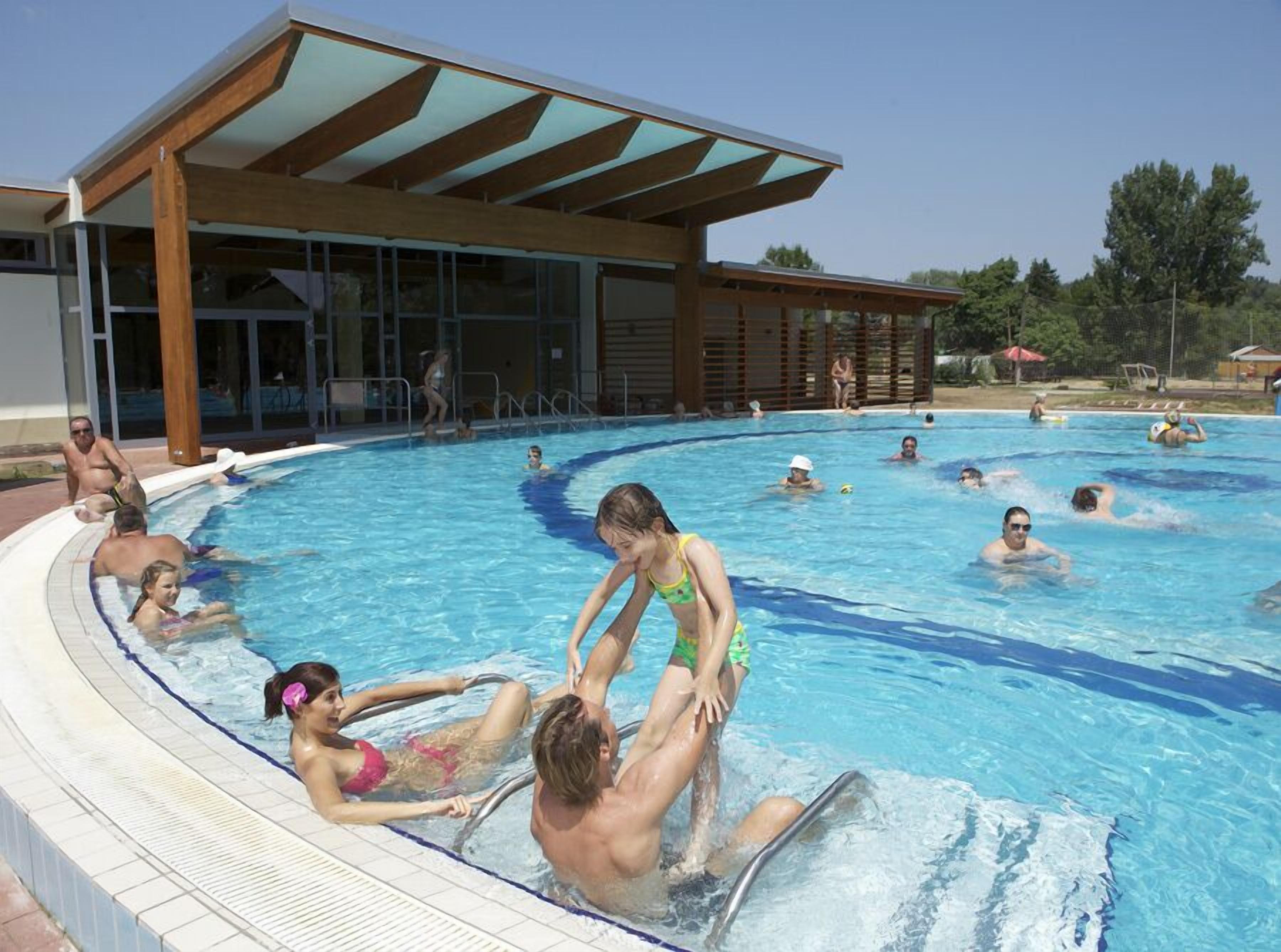 3 albercas techadas, 5 albercas al aire libre y sombrillas en la alberca