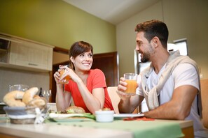 Apartamento conforto | Cozinha privada | Chaleira elétrica, cadeirão de bebê