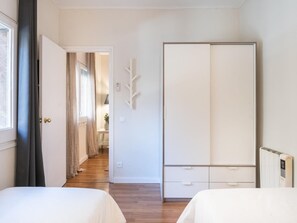 3 slaapkamers, een strijkplank/strijkijzer, internet, beddengoed