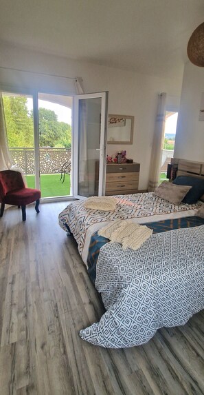4 slaapkamers, een strijkplank/strijkijzer, wifi, beddengoed