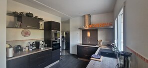 Microwave, oven, stovetop, dishwasher - Hammeau villa  (Villeneuve-sur-Lot)