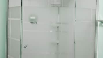 Chuveiro, secador de cabelo, toalhas de banho
