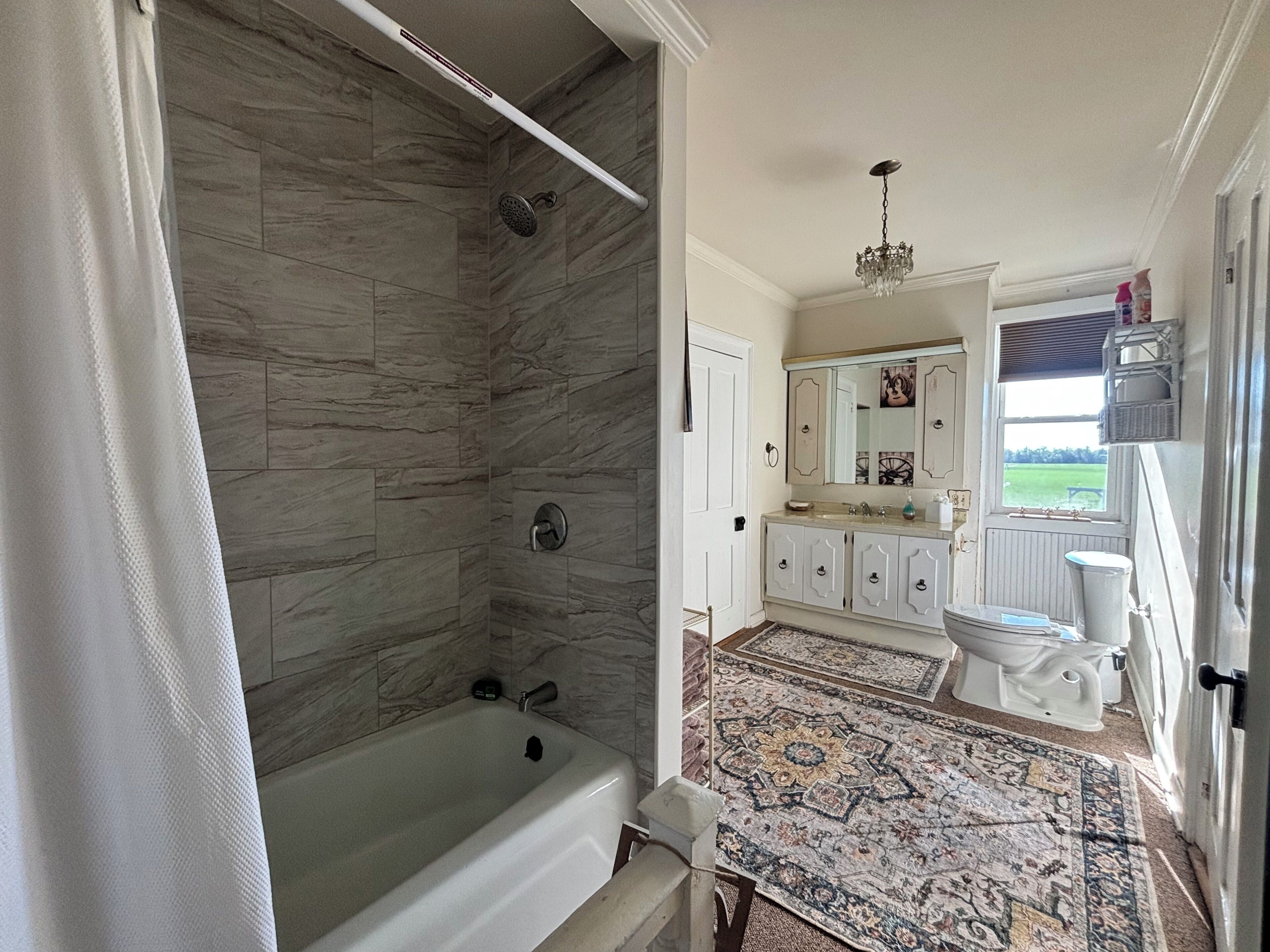 Ensemble douche/baignoire, sèche-cheveux, serviettes fournies, savon
