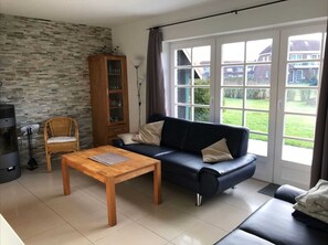 Een televisie en een open haard