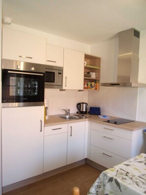 Mikrowelle, Ofen, Geschirrspüler, Wasserkocher mit Kaffee-/Teezubehör