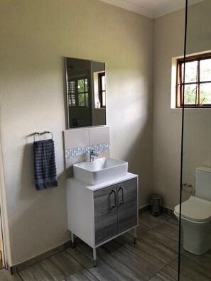Shower, hair dryer, towels, soap - Contemporary, Modern Self-Catering Cottages (Hazyview)