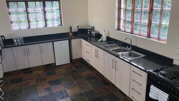 Een koelkast, een microgolfoven, een oven, een kookplaat