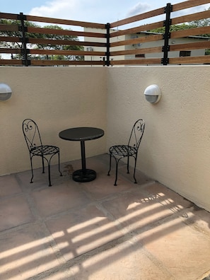 Outdoor dining - Contemporary, Modern Self-Catering Cottages (Hazyview)