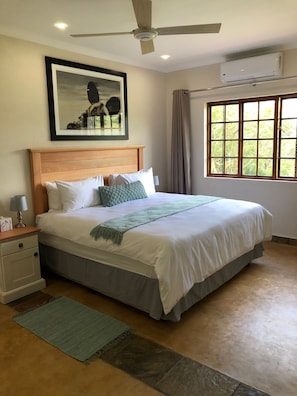 1 bedroom, iron/ironing board, WiFi, bed sheets - Contemporary, Modern Self-Catering Cottages (Hazyview)