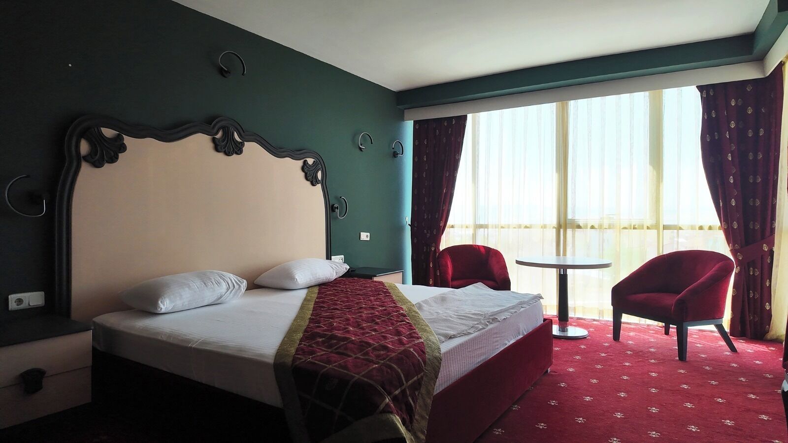 Rom – superior, 1 queensize-seng, byutsikt | Wi-fi (inkludert) og sengetøy