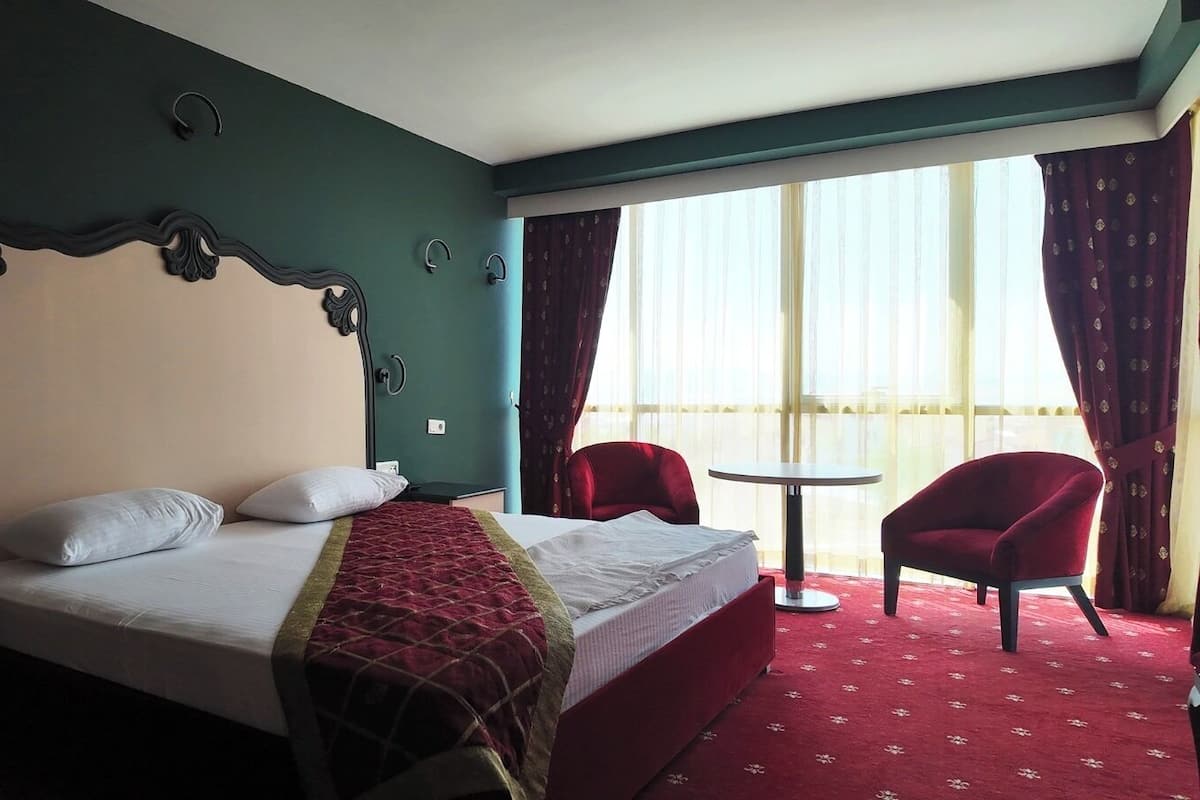 Rom – superior, 1 queensize-seng, byutsikt | Wi-fi (inkludert) og sengetøy