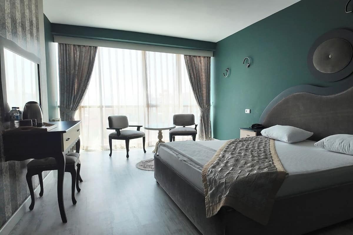 Rom – standard, 1 dobbeltseng, byutsikt | Wi-fi (inkludert) og sengetøy