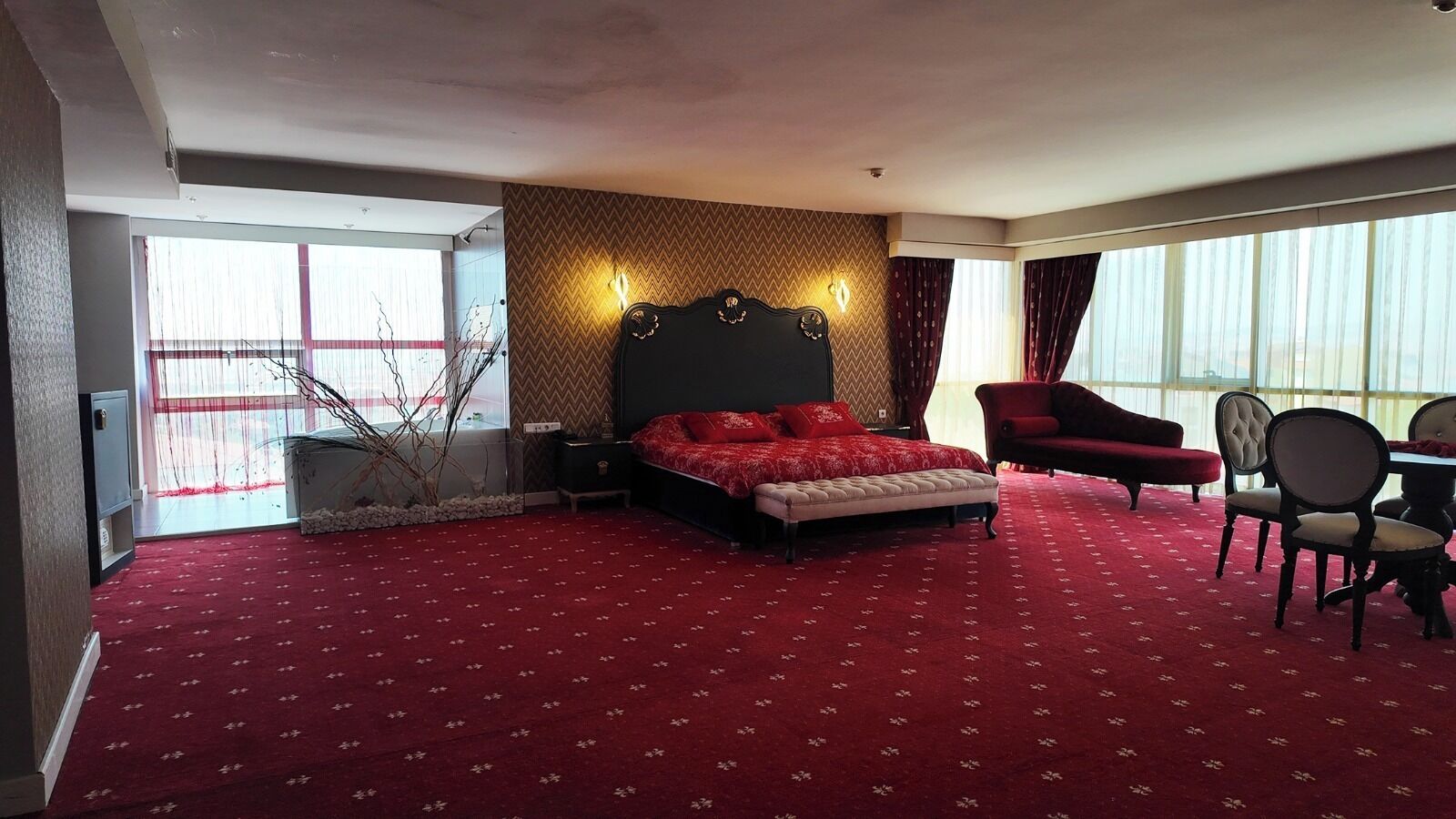 Rom – superior, 1 queensize-seng, badekar, byutsikt | Wi-fi (inkludert) og sengetøy